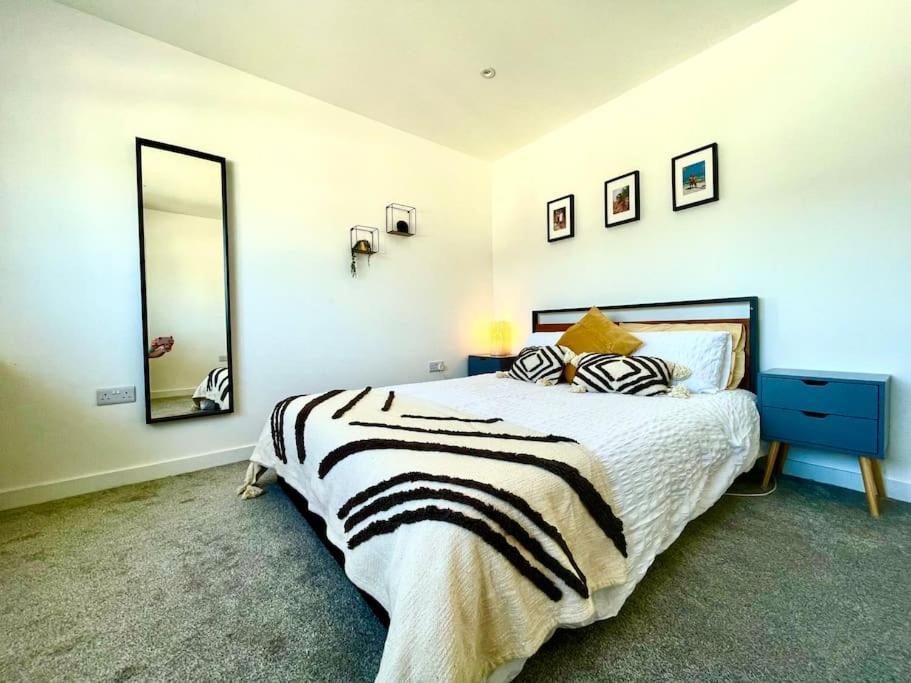 Modern Chic Summer Holiday Retreat. Newquay (Cornwall)